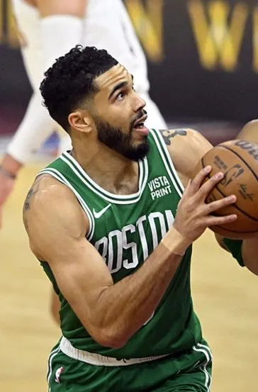 Celtics ve Mavericks seride öne geçti