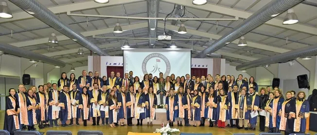 izmir-demokrasi-universitesi-sekiz-yilda-hizla-buyuyen-bir-devlet-universitesi-1753946568950.jpeg