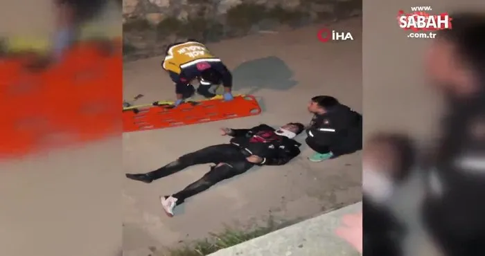 Burdur’da virajı alamayan motosikletli dereye uçarak yaralandı | Video