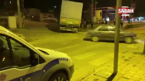 Sakarya'da otomobil kamyona ok gibi saplandı: 1 ölü, 1 yaralı | Video