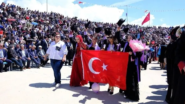 ebyude-1150-ogrenci-mezuniyet-coskusu-yasadi-1780499831117.jpg