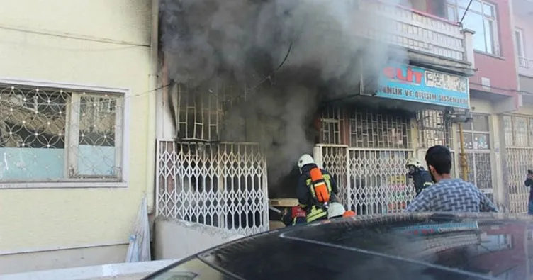 Depo olarak kullanılan dükkan, çıkan yangınla kül oldu