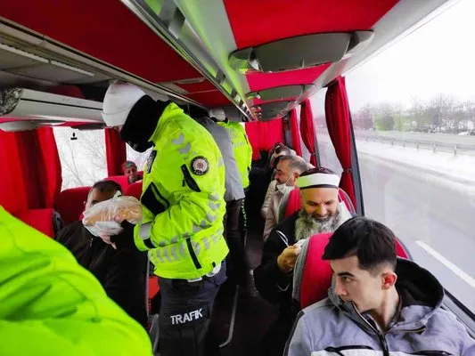 Otobüs arıza yapınca yolculara çorba ikramı polisten geldi