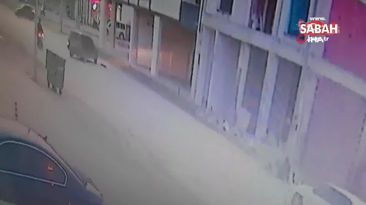 20 metre sürüklenen gençlerin kazası kamerada: 2 yaralı | Video