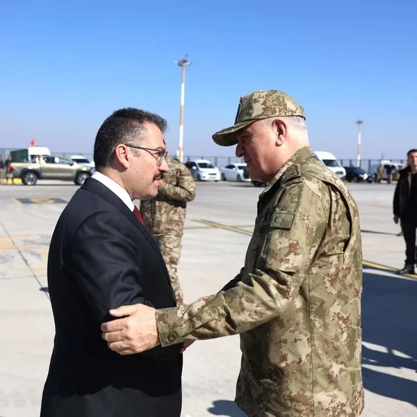 genel-kurmay-baskani-orgeneral-metin-gurak-3-ulkeye-sinir-igdiri-ziyaret-etti-1709229733626.jpg