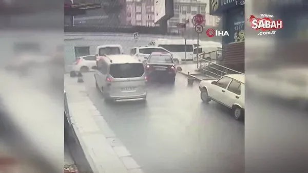 Vitesi takılan otomobil geri geri gelerek arkasındaki araca böyle vurdu | Video