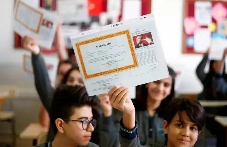 Devamsızlık 5 günü geçince belge alınıyor mu? MEB yönetmeliğine göre takdir ve teşekkür belgesi almanın şartları