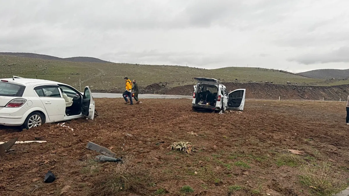 Bingöl’de feci kaza! Hafif ticari araç ile otomobil çarpıştı: Çok sayıda yaralı var Bingöl’de feci kaza! Hafif ticari araç ile otomobil çarpıştı: Çok sayıda yaralı var