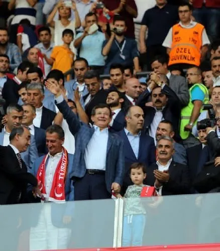 Başbakan golleri ayakta alkışladı