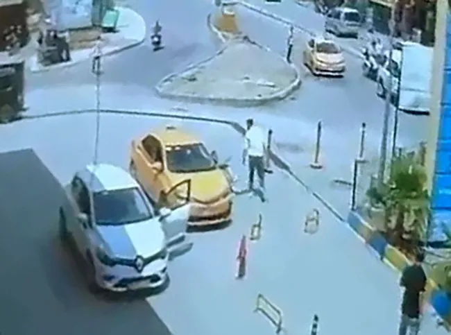 taksici-trafikte-tartistigi-surucu-tarafindan-takip-edilip-bicaklandi-1780059970483.jpg