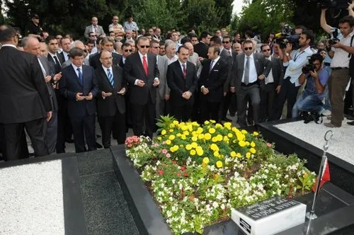 Adnan Menderes mezarı başında anıldı