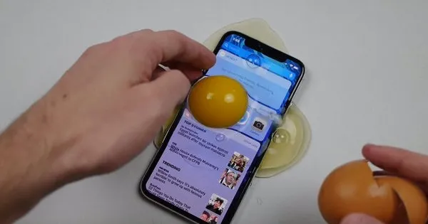 Yumurtadan iPhone X kılıfı yaptı!