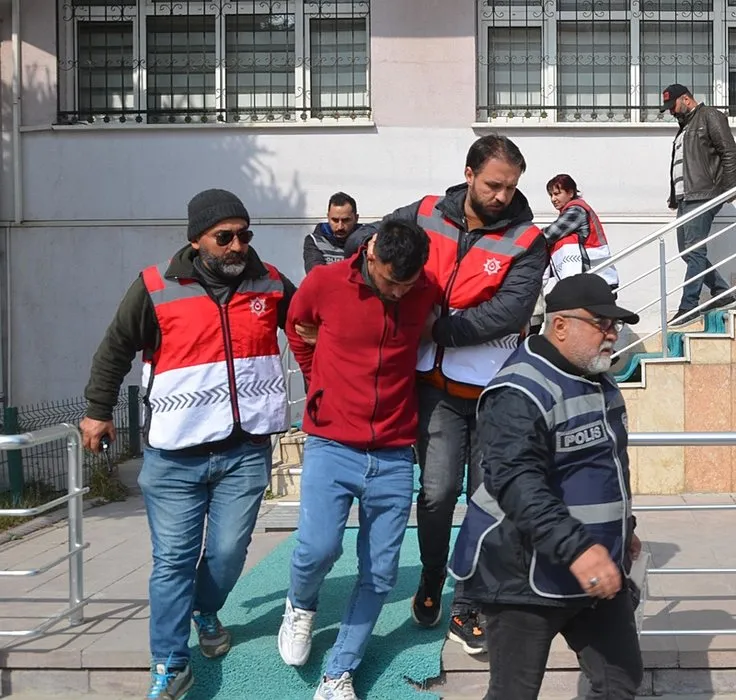 Kayınpeder cinayetinde travesti detayı: Soyunun deyip satırla saldırdı! İkisi odanın ortasında...