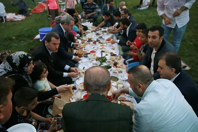 Başkan Erdoğan vatandaşlarla Zeytinburnu sahilde iftar yaptı