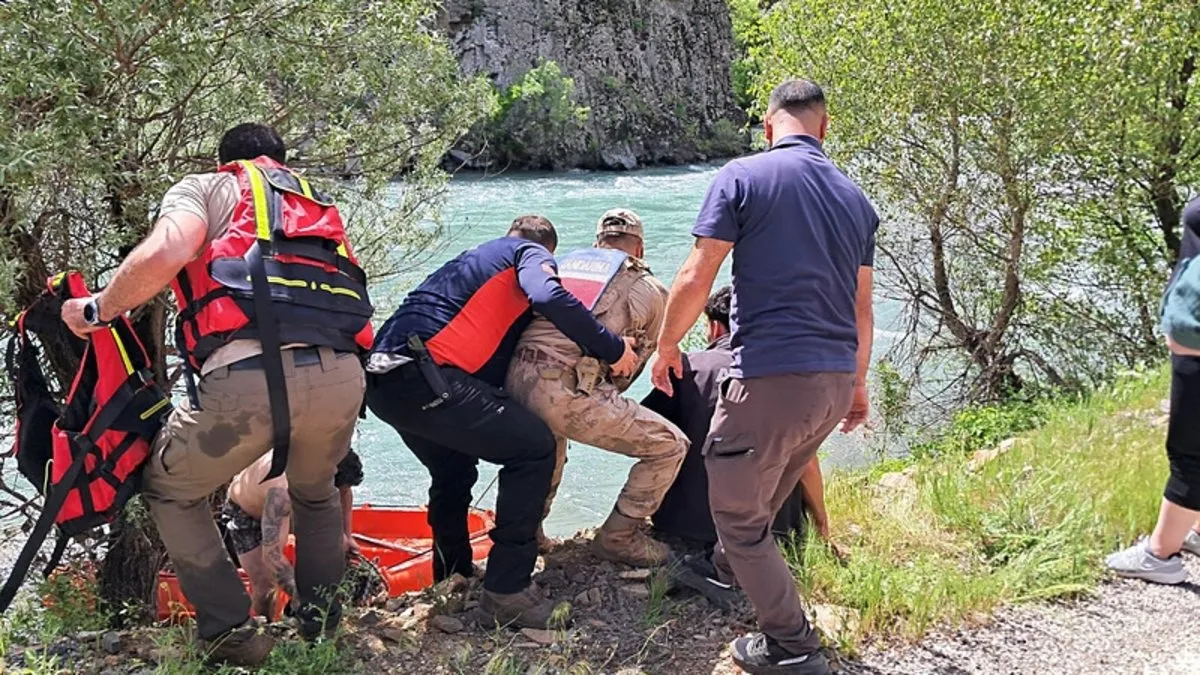 Munzur Nehri’nde can telaşı: Akıntıya kapılan adam bu sayede ölümden döndü!