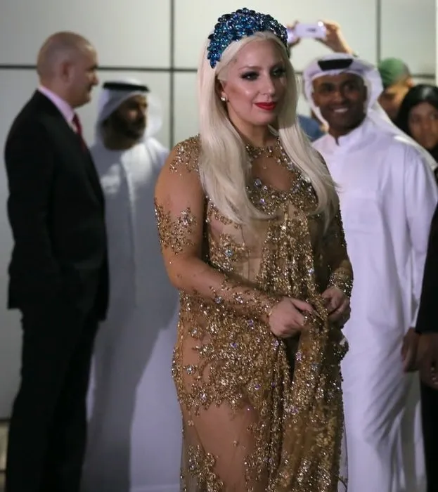 Lady Gaga bu kez kapalı giyinecek