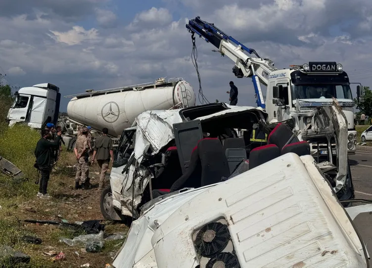 Gaziantep’te katliam gibi kaza! Beton mikseri minibüse çarptı: 9 ölü 10 yaralı var!