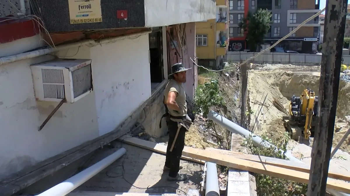 Küçükçekmece'de bir inşaatın temel kazısı sırasında bitişiğindeki 5 katlı binanın merdivenlerinin çöktüğü olay yerinden görüntü.
