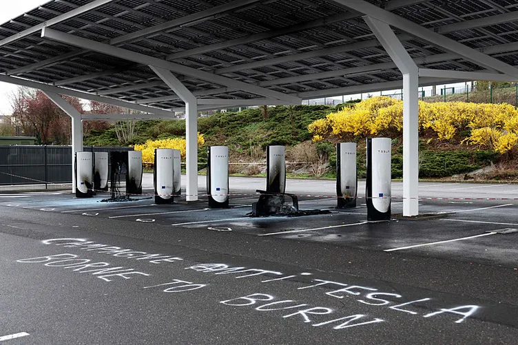 ABD vandalizmi affetmedi! Tesla protestoları için flaş karar: Saldıran herkesi tutuklayacağız!