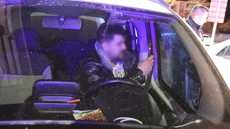 Aksaray’da ilginç anlar… Kendini araca kilitleyen şahıs polise ecel terleri döktürdü: Sen dünkü çocuk musun