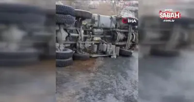 Eyüpsultan’da kum yüklü hafriyat kamyonu böyle devrildi | Video
