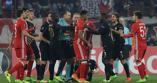 Olympiakos-Osmanlıspor maçında saha karıştı
