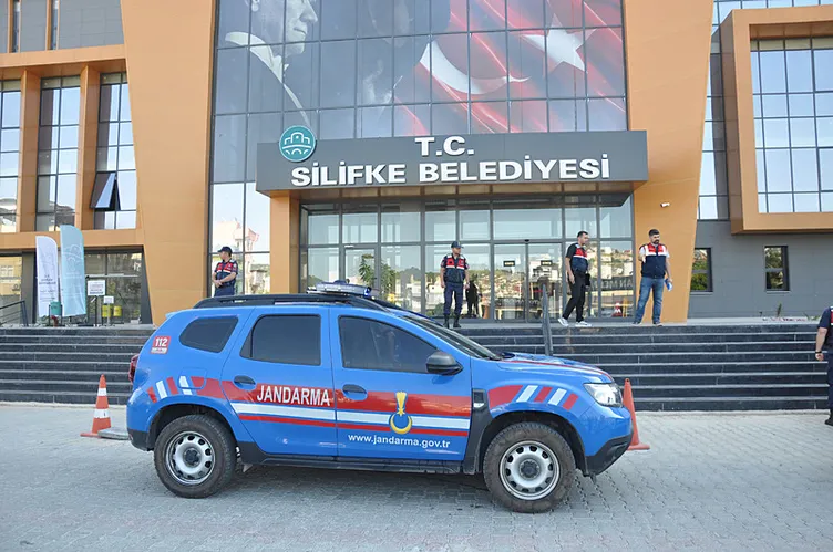 SON DAKİKA | Silifke’de rüşvet paraları belediye logolu kolilerde taşındı! Mustafa Turgut 1,5 milyonluk konserden 3 milyon indirmiş