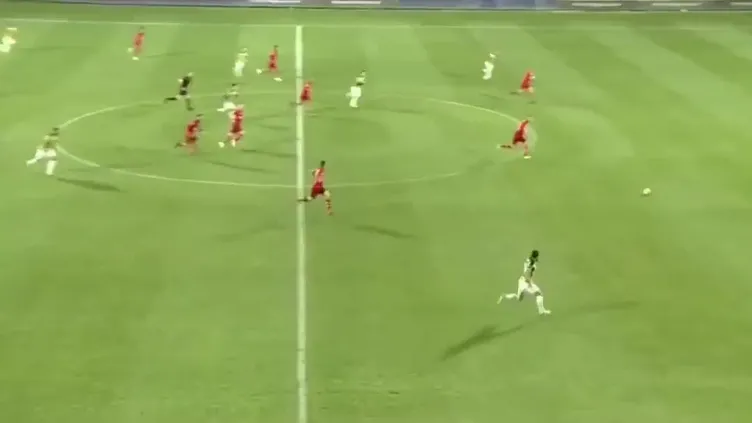 Islam Slimani taraftara saç baş yoldurdu!