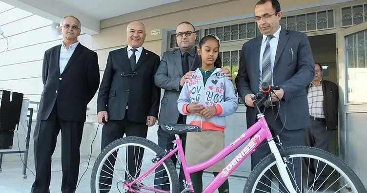 Burhaniye’de çevreci öğrenciye bisiklet ödülü