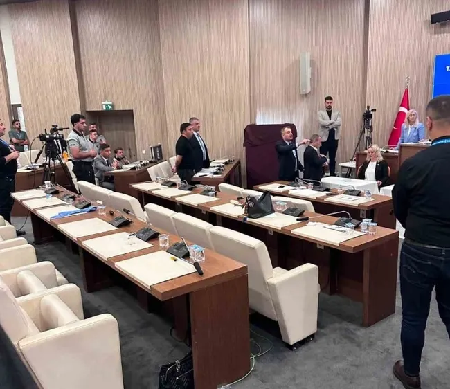 son-dakika-eyupsultan-seciminden-yeni-goruntuler-ortaya-cikti-chpli-uyelerin-tehdidi-kamerada-1791892095733.jpg
