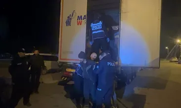 Erbaa’da film gibi operasyon! TIR dorsesinde 18 düzensiz göçmen yakalandı