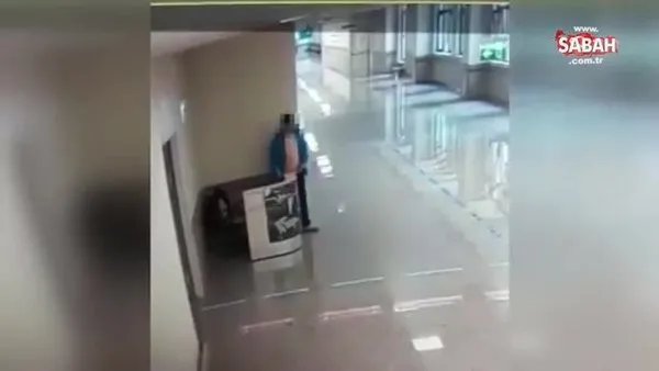 Hastanelerde böyle dolaştı... Odalara girerek çantaları çaldı | Video