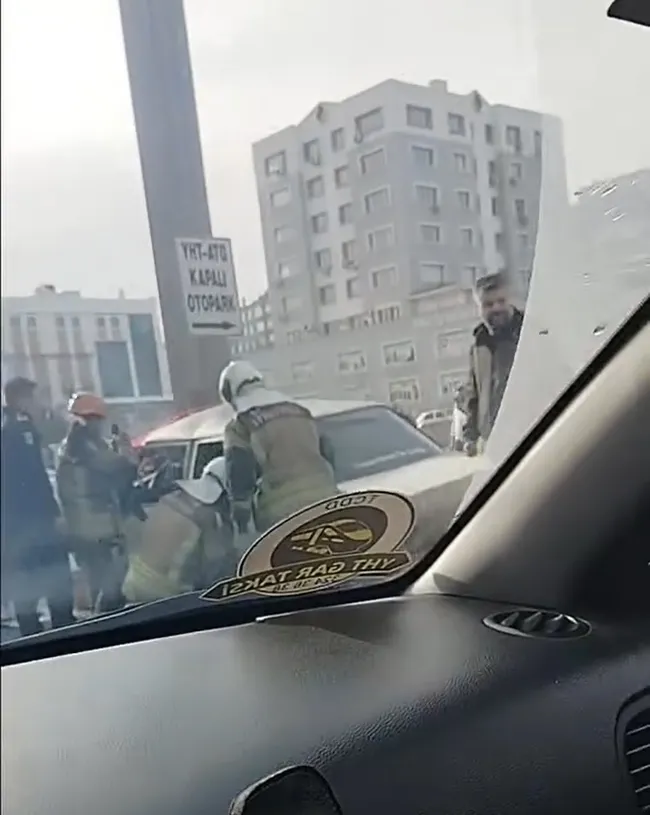 ankarada-direge-carpan-otomobilin-surucusu-yaralandi-1771161222849.jpg