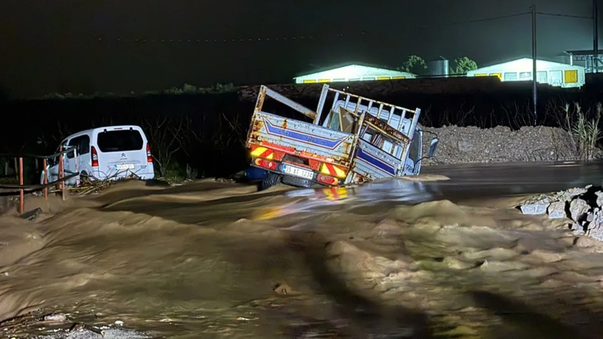Manisa’da derede mahsur kalan 2 araç kurtarıldı Manisa’da derede mahsur kalan 2 araç kurtarıldı