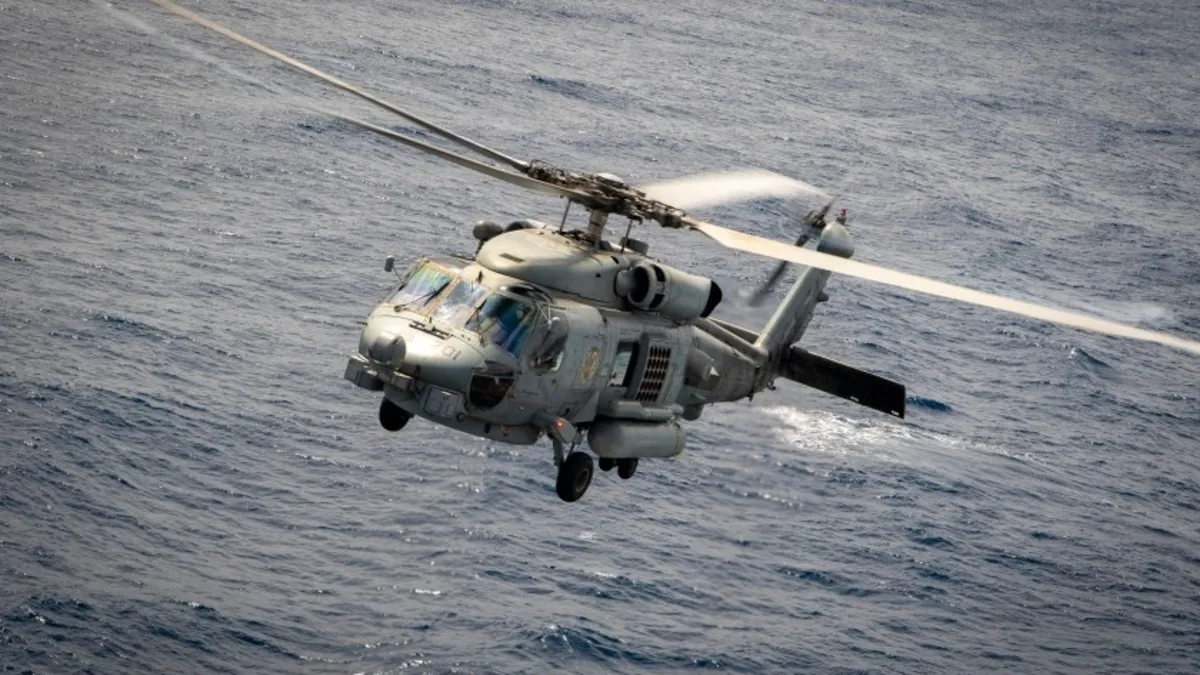 Umman Denizi’nde sıcak saatler! ABD ordusuna ait helikopter suya acil iniş yaptı! 1 kişi kayboldu… Umman Denizi’nde sıcak saatler! ABD ordusuna ait helikopter suya acil iniş yaptı! 1 kişi kayboldu…
