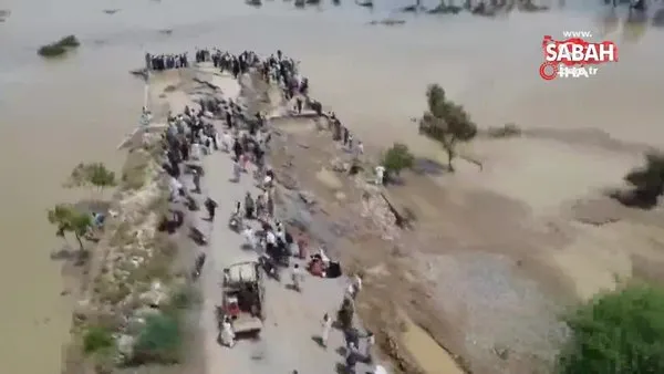 Pakistan'daki sel felaketinde can kaybı bin 136'ya yükseldi | Video