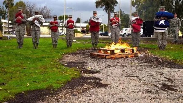 İncirlik'te emekli edilen ABD bayrağını yaktılar
