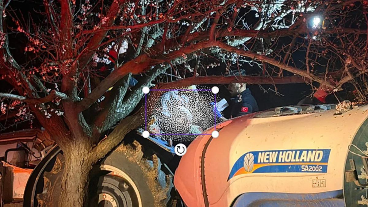 Malatya’da ağaç ile traktör arasında kalan adam feci şekilde can verdi! Malatya’da ağaç ile traktör arasında kalan adam feci şekilde can verdi!