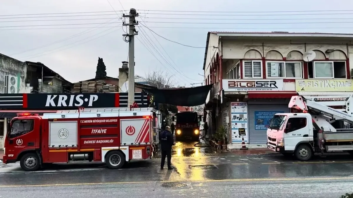 Tarsus’ta 2 katlı ev yanarak kullanılmaz hale geldi Tarsus’ta 2 katlı ev yanarak kullanılmaz hale geldi