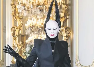 Paris’te şeytani moda haftası