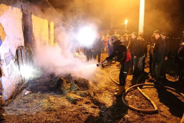 Amasya’da samanlık yangını: 100 balya saman kül oldu