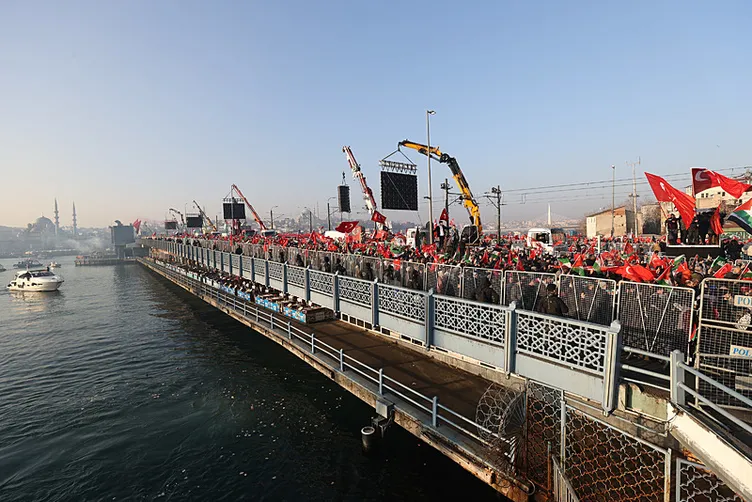 Yeni yılın ilk gününde Galata Köprüsü’nde tarihi görüntüler: Zulmün olduğu yerde tarafsız kalınmaz