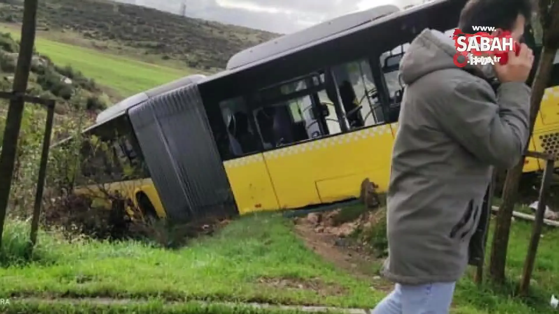 Son Dakika Istanbul Kayasehir De Yoldan Cikan Iett Otobusu Yolun Kenarindaki Bos Araziye Uctu Video Videosunu Izle Son Dakika Haberleri