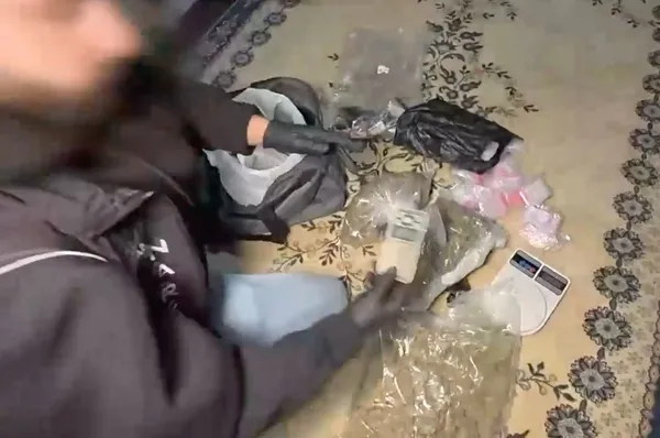 yemek-kuryesi-kiliginin-altindan-bomba-duzenekli-uyusturucu-deposu-cikti-1792580207819.jpg