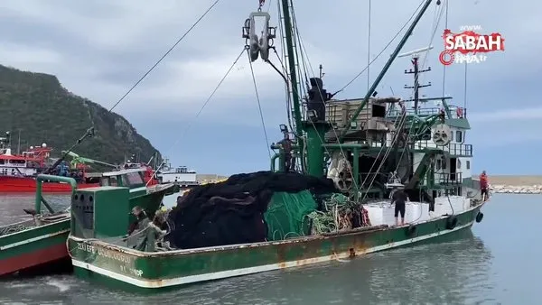 Karadeniz'de hamsi bereketi: Balıkçılar tonlarca hamsiyle döndü | Video