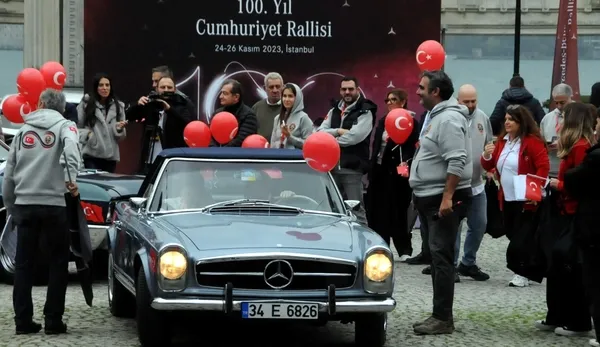 100-yil-cumhuriyet-rallisi-istanbulda-ciragan-sarayindan-start-aldi-1700848175502.jpg