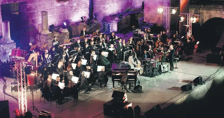 Grammy ödüllü sanatçı Aspendos’ta büyüledi