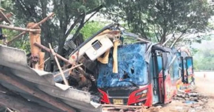 Tayland’da tur otobüsü yoldan çıktı: 18 ölü