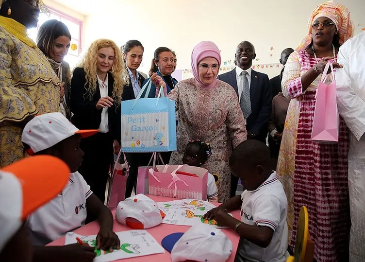 Emine Erdoğan Senegal’de Pikine Sosyal Pediatri Enstitüsü’nü ziyaret etti