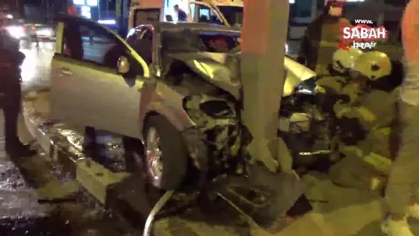 İzmir’de otomobil yön levhasına ok gibi saplandı | Video